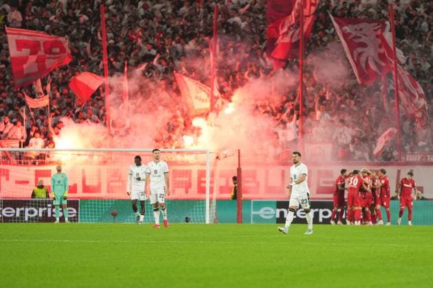 UEFA Europa League SC Freiburg vs FC Basel, 24 09 2025 Foreground disappointed Renato Veiga FC Basel, 23 after the 2 0 by Maximilian Eggestein SC Freiburg, 8 , in the background the Freiburg fans celebrating the goal and the Freiburg fans with pyrotechnics UEFA Europa League SC Freiburg vs FC Basel, Europa Park Stadium, 24 09 2025 Copyright: xBEAUTIFULxSPORTS Boscox