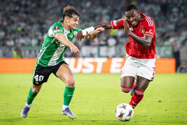 September 24, 2025, Sevilla, Spain, Spain: Angel ORTIZ of Real Betis Balompie and Callum HUDSON-ODOI of Nottingham Forest during the UEFA Europa League, League Phase MD1 match between Real Betis Balompie and Nottingham Forest at Estadio La Cartuja on September 24, 2025 in Sevilla, Spain. Rafael Roman Sevilla Spain - ZUMAm308 20250924_zsp_m308_007 Copyright: xMatthieuxMirvillex