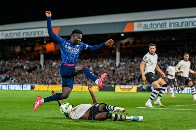 Carabao Cup Round 3 Port Vale v Arsenal Bukayo Saka of Arsenal rides a challenge in the Port Vale area during the Carabao Cup Round 3 match Port Vale vs Arsenal at Vale Park, Burslem, United Kingdom, 24th September 2025 (Photo by Adam Gee News Images) Burslem Vale Park Staffordshire United Kingdom Copyright: xAdamxGee NewsxImagesx