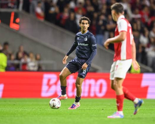 September 24, 2025, Braga, Braga, Portugal: AYASE UEDA from Feyenoord seen on action during the UEFA Europe League 2025 26 match between SC Braga and Feyenoord, on September 24, 2025 at Estadio Municipal de Braga, Braga, Portugal Braga Portugal - ZUMAl192 20250924_zsp_l192_026 Copyright: xMiguelxLemosx