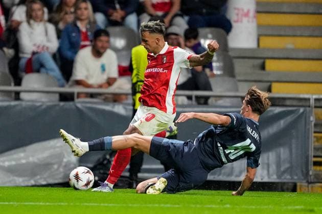 UEFA Europa League - SC Braga vs Feyenoord Braga, Portugal - 24 09 2025: UEFA Europa League match between SC Braga and Feyenoord at Estadio Municipal de Braga. 10 Braga midfielder, Rodrigo Zalazar running forward with the ball trying to get past 40 Feyenoord midfielder, Luciano Valente who comes sliding in to stop him. Mandatory Credit: Pedro Loureiro Avant Sports Agency Braga Estadio Municipal de Braga Portugal Copyright: xx