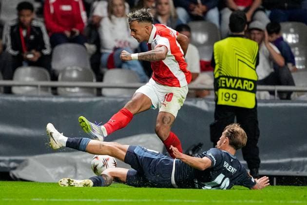 UEFA Europa League - SC Braga vs Feyenoord Braga, Portugal - 24 09 2025: UEFA Europa League match between SC Braga and Feyenoord at Estadio Municipal de Braga. 40 Feyenoord midfielder, Luciano Valente with a sliding tackle to stop 10 Braga midfielder, Rodrigo Zalazar Mandatory Credit: Pedro Loureiro Avant Sports Agency Braga Estadio Municipal de Braga Portugal Copyright: xx