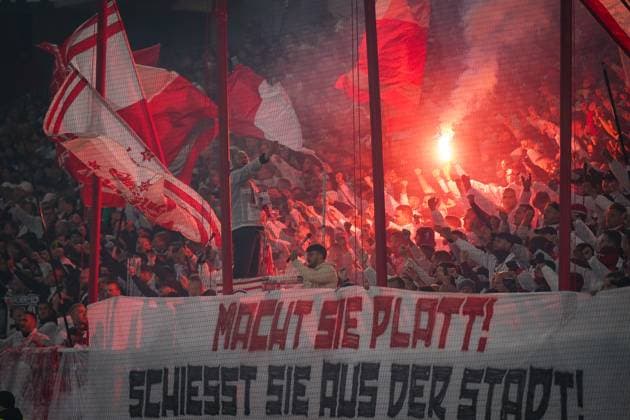 Soccer UEFA Europa League 2025 26, 1 matchday SC Freiburg vs FC Basel Europa Park Stadion Freiburg SC Freiburg Ultras with pyrotechnics and flags, banner Make them flat Shoot them out of town , intense atmosphere, emotional fan culture, Europa League atmosphere, passionate support Copyright: xJOERANxSTEINSIEKx