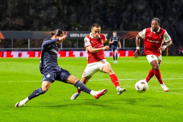 UEFA Europa League: S.C. Braga v Feyenoord Braga - Annis Hadj Moussa of Feyenoord, Annis Hadj Moussa of Feyenoord and Leonardo Lelo of SC Braga during the first match of the UEFA Europa League 2025 2026. The match is set between S.C. Braga and Feyenoord at Estadio Municipal de Braga on 24 September 2025 in Braga, Portugal. Copyright: xTomxBodex