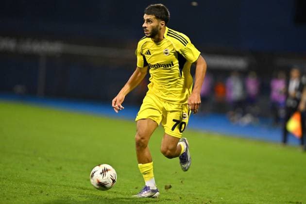 Zagreb, Croatia, September 24th 2025, Oguz Ayd?n of Fenerbahce (C) in action during the UEFA Europa League, League phase Matchday 1, match between Dinamo Zagreb (Croatia) and Fenerbahce (Turkey) at Stadium Maksimir, Zagreb, Croatia.(Photo by Igor Kupljenik Sports Press Photo) Copyright: xIgorxKupljenikx xSPPx Sportspressphoto_SPR31388