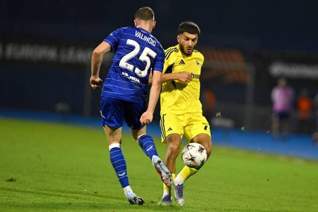 Zagreb, Croatia, September 24th 2025, Moris Valincic of Dinamo (L) in action against Oguz Ayd?n of Fenerbahce (R) during the UEFA Europa League, League phase Matchday 1, match between Dinamo Zagreb (Croatia) and Fenerbahce (Turkey) at Stadium Maksimir, Zagreb, Croatia.(Photo by Igor Kupljenik Sports Press Photo) Copyright: xIgorxKupljenikx xSPPx Sportspressphoto_SPR31389