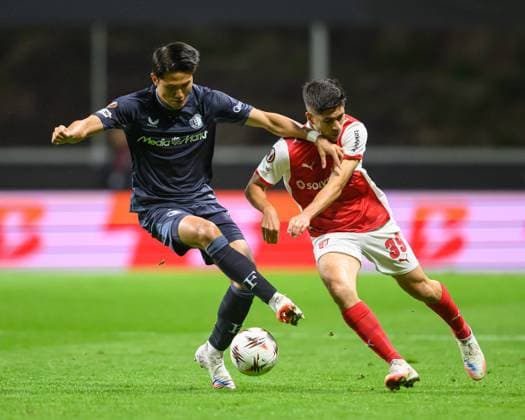 September 24, 2025, Braga, Braga, Portugal: TSUYOSHI WATANABE from Feyenoord seen on action during the UEFA Europe League 2025 26 match between SC Braga and Feyenoord, on September 24, 2025 at Estadio Municipal de Braga, Braga, Portugal Braga Portugal - ZUMAl192 20250924_zsp_l192_031 Copyright: xMiguelxLemosx