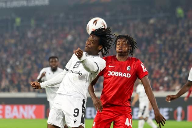 Kevin Carlos FC Basel, 09 and Johan Manzambi SC Freiburg, 44 in header duel , Germany, Soccer, UEFA Europa League, Matchday 1, 2025 2026, SC Freiburg vs FC Basel, 24 09 2025, Stadion am Wolfswinkel, Freiburg im Breisgau, Germany Freiburg im Breisgau Stadion am Wolfswinkel Baden Württemberg Germany Copyright: xGrantxHubbsx