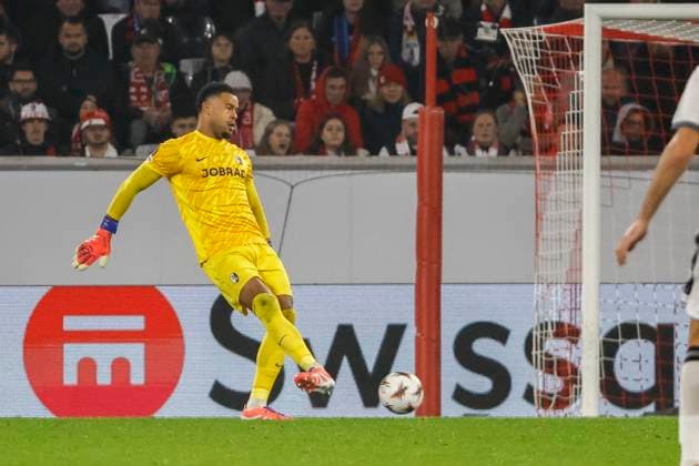 Noah Atubolu SC Freiburg, 01 with a pass , Germany, Football, UEFA Europa League, 1 Matchday, 2025 2026, SC Freiburg vs FC Basel, 24 09 2025, Stadion am Wolfswinkel, Freiburg im Breisgau, Germany Freiburg im Breisgau Stadion am Wolfswinkel Baden Württemberg Germany Copyright: xGrantxHubbsx