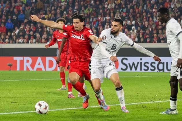 Igor Matanovic SC Freiburg, 31 and Adrian Leon Barisic FC Basel, 26 in duel , Germany, Soccer, UEFA Europa League, Matchday 1, 2025 2026, SC Freiburg vs FC Basel, 24 09 2025, Stadion am Wolfswinkel, Freiburg im Breisgau, Germany Freiburg im Breisgau Stadion am Wolfswinkel Baden Württemberg Germany Copyright: xGrantxHubbsx