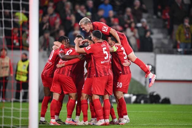 FOOTBALL EUROPE LEAGUE SEASON 2025 2026 1 Matchday 24 09 2025 SC Freiburg FC Basel TEAM CELEBRATION SC Freiburg Junior Adamu, goal scorer to 2 0 Maximilian Eggestein, Vincenzo Grifo, Anthony Jung , Christian Guenter from left and Matthias Ginter above