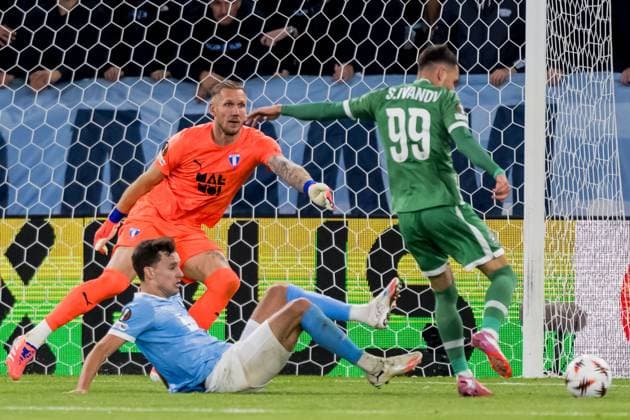 250924 Goalkeeper Robin Olsen of Malmö FF and Stanislav Ivanov of Ludogorets during the UEFA Europa League football match between Malmö FF and Ludogorets on September 24, 2025 in Malmö Photo Petter Arvidson BILDBYRAN kod PA PA1085 fotboll football soccer fotball uefa europa league europa league malmö ff ludogorets bbeng bbauto  Copyright: PETTERxARVIDSON BB250924PA226