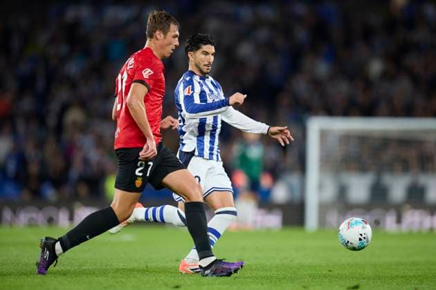 September 24, 2025, San Sebastian, Guipuzcoa, SPAIN: David Lopez of RCD Mallorca competes for the ball with Carlos Soler of Real Sociedad during the LaLiga EA Sports match between Real Sociedad and RCD Mallorca at Anoeta on September 24, 2025, in San Sebastian, Spain. San Sebastian SPAIN - ZUMAa181 20250924_zaa_a181_237 Copyright: xRicardoxLarreinax