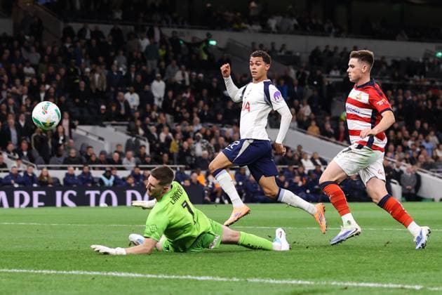 Tottenham Hotspur gegen Doncaster Rovers 24. September 2025, London Dritte Runde des Carabao Cups Tottenham Hotspur gegen Doncaster Rovers Brennan Johnson von Tottenham Hotspur erzielt den dritten Treffer für die Doncaster Rovers, vorbei an Torhüter Ian Lawlor Foto Jacques Feeney Offside London UK  Copyright: xJacquesxFeeneyx xOffsidexOffside