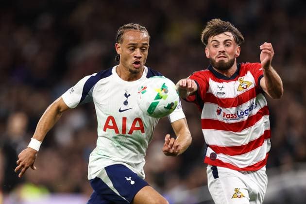 Tottenham Hotspur gegen Doncaster Rovers 24. September 2025, London Carabao Cup Dritte Runde Tottenham Hotspur gegen Doncaster Rovers Xavi Simons von Tottenham Hotspur und Tom Nixon von Doncaster Rovers Foto Jacques Feeney Abseits London UK  Copyright: xJacquesxFeeneyx xOffsidexOffside