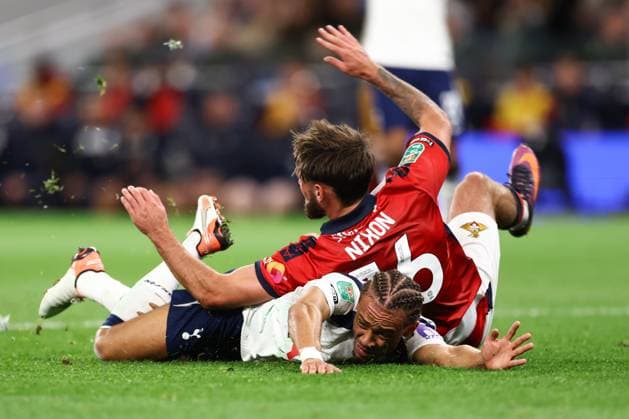 Tottenham Hotspur gegen Doncaster Rovers 24. September 2025, London Carabao Cup Dritte Runde Tottenham Hotspur gegen Doncaster Rovers Xavi Simons von Tottenham Hotspur und Tom Nixon von Doncaster Rovers Foto Jacques Feeney Abseits London UK  Copyright: xJacquesxFeeneyx xOffsidexOffside