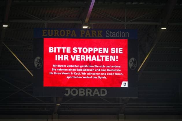 Football UEFA Europa League 2025 26, 1 matchday SC Freiburg vs FC Basel Europa Park Stadion Freiburg stadium display with warning Please stop your behavior, notice of match abandonment and fine, UEFA regulations, safety announcement, pyrotechnics and fan behavior, preventive measure for fair play Freiburg im Breisgau Baden Württemberg Germany Copyright: xJOERANxSTEINSIEKx