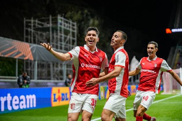 UEFA Europa League - SC Braga vs Feyenoord Braga, Portugal - 24 09 2025: UEFA Europa League match between SC Braga and Feyenoord at Estadio Municipal de Braga. 39 Braga attacker, Fran Navarro celebrates scoring his sides first goal of the match with 5 Braga defender, Leonardo Lelo and 50 Braga midfielder, Diego Rodrigues Mandatory Credit: Pedro Loureiro Avant Sports Agency Braga Estadio Municipal de Braga Portugal Copyright: xx