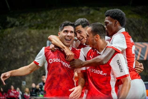 UEFA Europa League - SC Braga vs Feyenoord Braga, Portugal - 24 09 2025: UEFA Europa League match between SC Braga and Feyenoord at Estadio Municipal de Braga. 39 Braga attacker, Fran Navarro celebrates scoring his sides first goal of the match with 5 Braga defender, Leonardo Lelo, 50 Braga midfielder, Diego Rodrigues and 26 Braga defender, Bright Arrey-Mbi Mandatory Credit: Pedro Loureiro Avant Sports Agency Braga Estadio Municipal de Braga Portugal Copyright: xx
