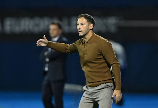 Dinamo Zagreb v Fenerbahce - UEFA Europa League ZAGREB, CROATIA - SEPTEMBER 24: Head Coach of Fenerbahce Domenico Tedesco gives tactics to his players during the UEFA Europa League week 1 match between Dinamo Zagreb and Fenerbahce at Maksimir Stadium in Zagreb, Croatia, on September 24, 2025. Elif Ozturk Anadolu Zagreb Croatia. Editorial use only. Please get in touch for any other usage.  Copyright: x2025xAnadoluxElifxOzturkx