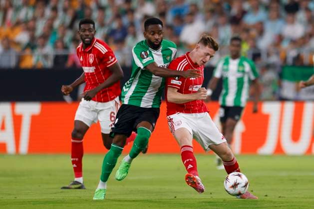 Real Betis Balompie v Nottingham Forest FC - UEFA Europa League 2025 26 League Phase MD1 In Seville, Spain, on September 21, 2025, Cedrik Bakambu of Real Betis competes for the ball with Elliot Anderson of Nottingham Forest during the UEFA Europa League 2025 2026 match between Real Betis and Nottingham Forest at Estadio la Cartuja. Seville Spain  Copyright: xJosexLuisxContrerasx originalFilename:joseluiscontreras-realbeti250924_np55R.jpg