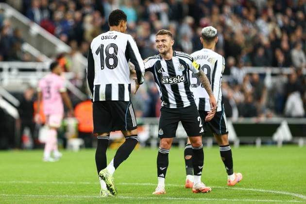 Newcastle United v Bradford City - Carabao Cup Third Round Kieran Trippier (R) and William Osula (L) of Newcastle United celebrate the fourth goal during the Carabao Cup Third Round match between Newcastle United and Bradford City at St. James s Park in Newcastle, United Kingdom, on September 24, 2025. Newcastle United Kingdom  Copyright: xMIxNewsx originalFilename:fletcher-newcastl250924_npajK.jpg