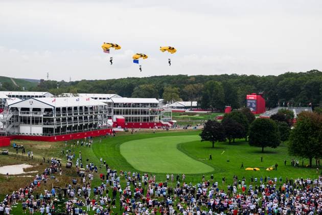 250924 Parachuters from the Golden Knights perform a stunt during the Ryder Cup opening ceremony on day 2 of the Ryder Cup on September 24, 2025 in New York Photo Jesper Zerman BILDBYRAN kod JZ JZ0615 golf ryder cup day 2 bbeng  Copyright: JESPERxZERMAN BB250924JZ099
