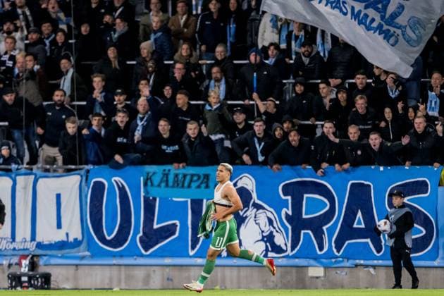 250924 Caio Vidal of Ludogorets celebrates infront of supporters of Malmö FF after the UEFA Europa League football match between Malmö FF and Ludogorets on September 24, 2025 in Malmö Photo Petter Arvidson BILDBYRAN kod PA PA1085 fotboll football soccer fotball uefa europa league europa league malmö ff ludogorets bbeng bbauto jubel publik  Copyright: PETTERxARVIDSON BB250924PA234