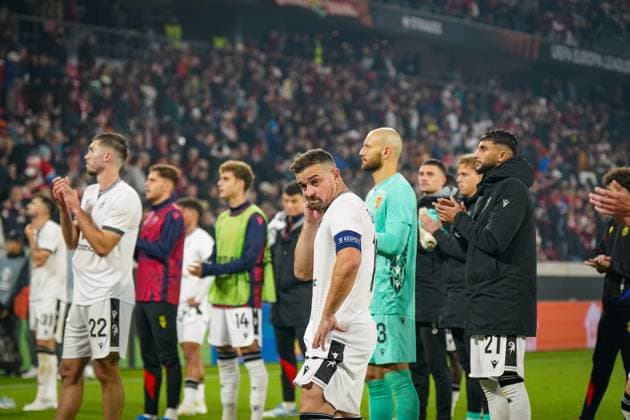 Football UEFA Europa League 2025 26, Matchday 1 SC Freiburg vs FC Basel Europa Park Stadion Freiburg disappointed captain Xherdan Shaqiri FC Basel, 10 and team with the traveling fans Copyright: xJOERANxSTEINSIEKx
