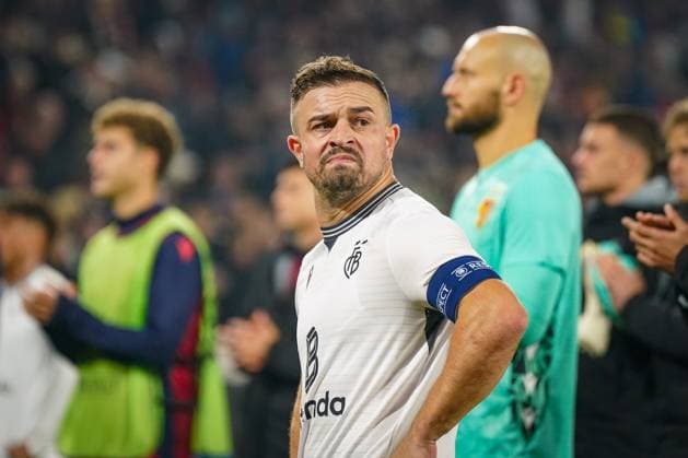 Football UEFA Europa League 2025 26, Matchday 1 SC Freiburg vs FC Basel Europa Park Stadion Freiburg disappointed captain Xherdan Shaqiri FC Basel, 10 and team with the traveling fans Copyright: xJOERANxSTEINSIEKx