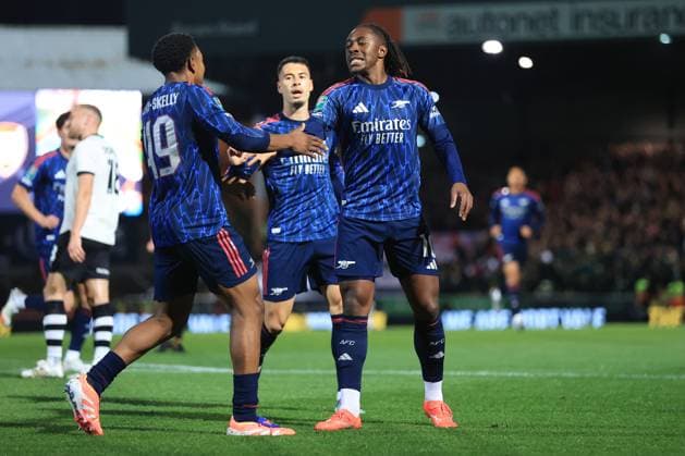 Fußball Carabao Cup 3. Runde Port Vale gegen Arsenal 24. September 2025 Carabao Cup 3. Runde Port Vale gegen Arsenal Eberechi Eze von Arsenal feiert mit Myles Lewis Skelly von Arsenal L nach ihrem 1. Tor Foto Simon Stacpoole Abseits Burslem UK  Copyright: xSimonxStacpoolexOffside