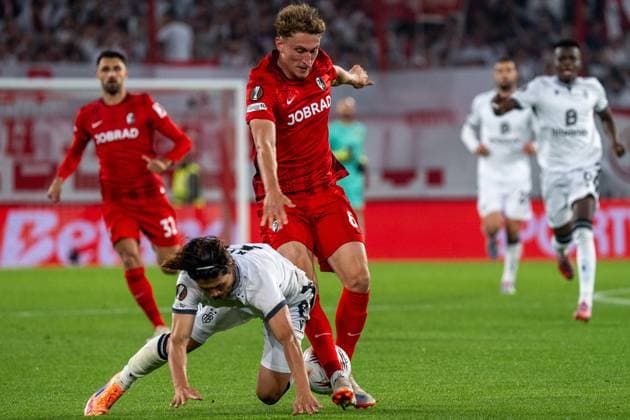 Freiburg, Germany, September 24th 2025 Patrick Osterhage (6 SC Freiburg) against Keigo Tsunemoto (6 FC Basel 1893) battle for the ball during the UEFA Europa League - SC Freiburg v. FC Basel at Europa-Park-Stadion in Freiburg, Germany Pascal von Büren (Pascal von Büren SPP) Copyright: xPascalxvonxBürenx xSPPx spp-en-PaVoBSp-Pavo-Fotografie-13
