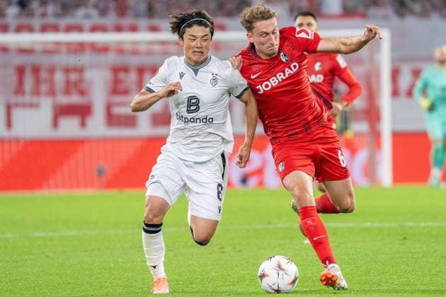Freiburg, Germany, September 24th 2025 Patrick Osterhage (6 SC Freiburg) against Keigo Tsunemoto (6 FC Basel 1893) battle for the ball during the UEFA Europa League - SC Freiburg v. FC Basel at Europa-Park-Stadion in Freiburg, Germany Pascal von Büren (Pascal von Büren SPP) Copyright: xPascalxvonxBürenx xSPPx spp-en-PaVoBSp-Pavo-Fotografie-14
