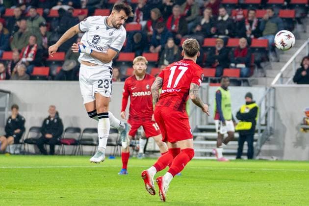 Freiburg, Germany, September 24th 2025 Albian Ajeti (23 FC Basel 1893) jumps for a header during the UEFA Europa League - SC Freiburg v. FC Basel at Europa-Park-Stadion in Freiburg, Germany Pascal von Büren (Pascal von Büren SPP) Copyright: xPascalxvonxBürenx xSPPx spp-en-PaVoBSp-Pavo-Fotografie-15