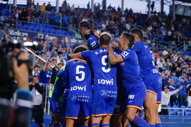 September 24, 2025, Getafe, Madrid, Spain: Mauro Arambarri of Getafe CF celebrates a goal with teammates during the Spanish League, LaLiga EA Sports, football match played between Getafe CF and Deportivo Alaves at Coliseum de Getafe stadium on September 24, 2025, in Getafe, Spain. Getafe Spain - ZUMAepor 20250924_zaa_a181_118 Copyright: xDennisxAgyemanx
