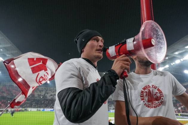 Patrick Osterhage SC Freiburg, 06 celebrates the victory with the fans, megaphone, Ultras , Germany, Football, UEFA Europa League, 1 matchday, league phase, 2025 2026, SC Freiburg vs FC Basel, 24 09 2025, Europa Park Stadion, Freiburg, Germany Freiburg Europa Park Stadion Baden Württemberg Germany Copyright: xArnexAmbergx