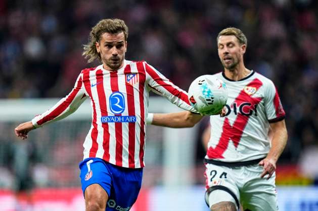 ESP: Atletico de Madrid - Rayo Vallecano. La Liga EA Sports. Date 5 Antoine Griezmann of Atletico de Madrid and Florian Lejeune of Rayo Vallecano during the La Liga EA Sports match between Atletico de Madrid and Rayo Vallecano played at Riyadh Metropolitano Stadium on September 24, 2025 in Madrid, Spain. kpng Copyright: xCesarxCebollax xPRESSINx AP_250924_BET_NOT_2526_2818