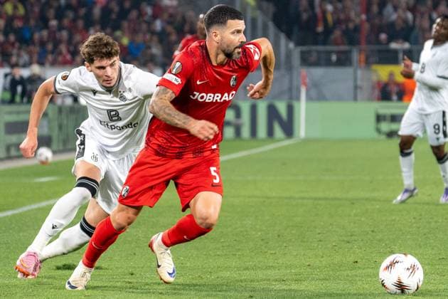 Freiburg, Germany, September 24th 2025 Anthony Jung (5 SC Freiburg) against Moritz Broschinski (17 FC Basel 1893) battle for the ball during the UEFA Europa League - SC Freiburg v. FC Basel at Europa-Park-Stadion in Freiburg, Germany Pascal von Büren (Pascal von Büren SPP) Copyright: xPascalxvonxBürenx xSPPx spp-en-PaVoBSp-Pavo-Fotografie-28