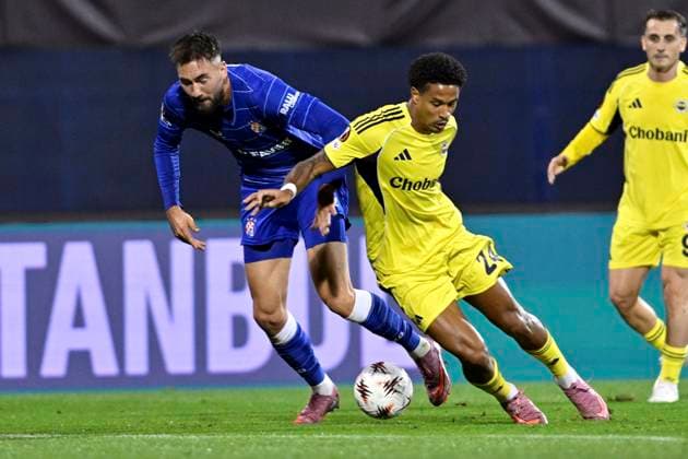 Croatia, Zagreb, 240925. Maksimir Stadium. UEFA Europa League 1st round match, GNK Dinamo - Fenerbahce SK. In the photo: Dion Drena Beljo, Jayden Oosterwolde. Photo: Damir Krajac CROPIX Zagreb Croatia Copyright: xxDamirxKrajacx dinamo_fenerbahce63-240925