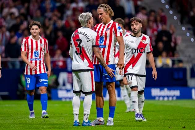 Atletico de Madrid v Rayo Vallecano - LaLiga EA Sports Pep Chavarria of Rayo Vallecano (L) protests with Marcos Llorente of Atletico de Madrid (R) during the LaLiga EA Sports football match between Atletico de Madrid and Rayo Vallecano at Estadio Riyadh Air Metropolitano on September 24, 2025 in Madrid, Spain. Madrid Estadio Riyadh Air Metropolitano Madrid Spain Copyright: xAlbertoxGardinx AGardin_20250924_Foot_Liga_Atl_Mad_Rayo_0316