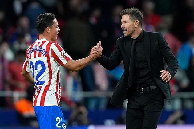 ATLETICO DE MADRID v RAYO VALLECANO. LA LIGA 2025 2026. ROUND 6. Atletico de Madrid s coach Diego Pablo Cholo Simeone (r) and Giacomo Raspadori celebrate the victory in La Liga match. September 13, 2025. (ALTERPHOTOS Acero) MadridSpain  Copyright: xAcerox