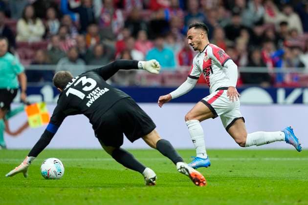 Atletico de Madrid s Jan Oblack (l) and Rayo Vallecano s Alvaro Garcia during La Liga match. September 13, 2025. (20250924447)