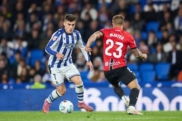 September 24, 2025, San Sebastian, Guipuzcoa, SPAIN: Ander Barrenetxea of Real Sociedad competes for the ball with Pablo Maffeo of RCD Mallorca during the LaLiga EA Sports match between Real Sociedad and RCD Mallorca at Anoeta on September 24, 2025, in San Sebastian, Spain. San Sebastian SPAIN - ZUMAa181 20250924_zaa_a181_317 Copyright: xRicardoxLarreinax