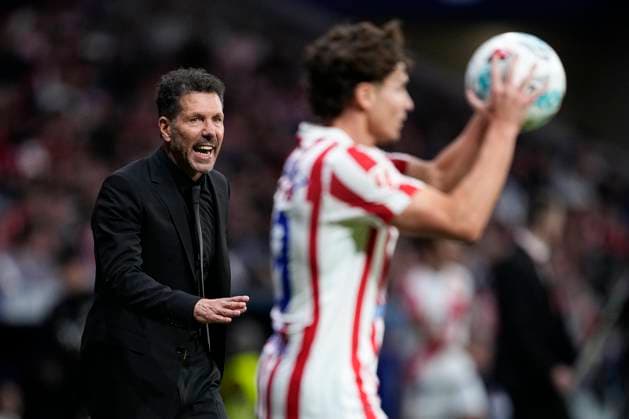September 24, 2025, Madrid, Madrid, Spain: Diego Simeone, head coach of Atletico de Madrid, talkst to Julian Alvarez during the Spanish League, LaLiga EA Sports, football match played between Atletico de Madrid and Rayo Vallecano at Riyadh Air Metropolitano stadium on September 24, 2025, in Madrid, Spain. Madrid Spain - ZUMAa181 20250924_zaa_a181_335 Copyright: xOscarxJ.xBarrosox