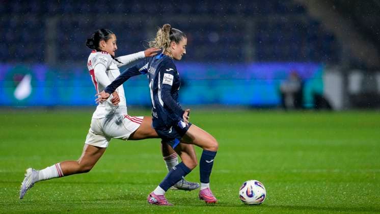 v li Selma Licina FCN, 17 , Janna Grimm TSG, 26 , duel, duel, tackle, tackling, dynamics, action, action, 24 09 2025, Sinsheim Hoffenheim Germany , Football, Google Pixel Women Bundesliga, TSG 1899 Hoffenheim 1 FC Nürnberg, DFB DFL REGULATIONS PROHIBIT ANY USE OF PHOTOGRAPHS AS IMAGE SEQUENCES AND OR QUASI VIDEO xozx