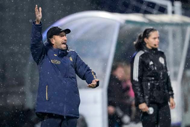 Theodoros Dedes coach, head coach, TSG , gives instructions, gestures, gesticulates with arms, single image, single photo, action, action, 24 09 2025, Sinsheim Hoffenheim Germany , Football, Google Pixel Women Bundesliga, TSG 1899 Hoffenheim 1 FC Nürnberg, DFB DFL REGULATIONS PROHIBIT ANY USE OF PHOTOGRAPHS AS IMAGE SEQUENCES AND OR QUASI VIDEO xozx