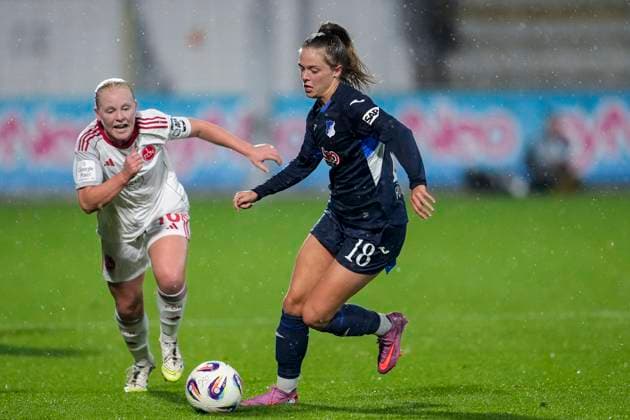 v li Aleigh Gambone FCN, 16 , Valesca Ampoorter TSG, 18 , duel, duel, tackle, tackling, dynamics, action, action, 24 09 2025, Sinsheim Hoffenheim Germany , Football, Google Pixel Women Bundesliga, TSG 1899 Hoffenheim 1 FC Nürnberg, DFB DFL REGULATIONS PROHIBIT ANY USE OF PHOTOGRAPHS AS IMAGE SEQUENCES AND OR QUASI VIDEO xozx