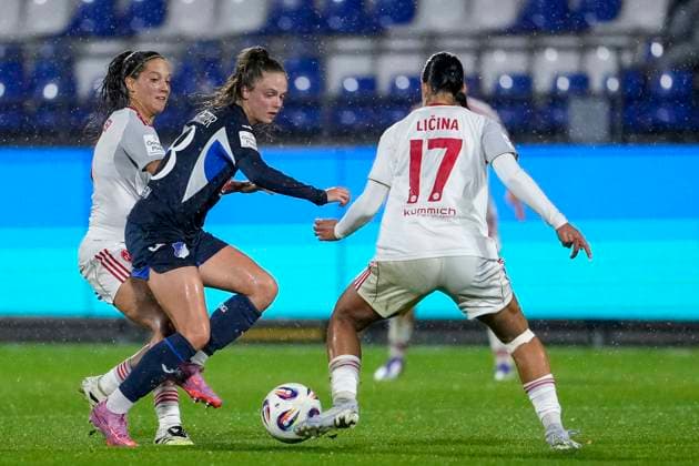 v li Laura Miller FCN, 9 , Valesca Ampoorter TSG, 18 , Selma Licina FCN, 17 , duel, duel scene, duel, tackle, tackling, dynamics, action, action, 24 09 2025, Sinsheim Hoffenheim Germany , Football, Google Pixel Women Bundesliga, TSG 1899 Hoffenheim 1 FC Nürnberg, DFB DFL REGULATIONS PROHIBIT ANY USE OF PHOTOGRAPHS AS IMAGE SEQUENCES AND OR QUASI VIDEO xozx
