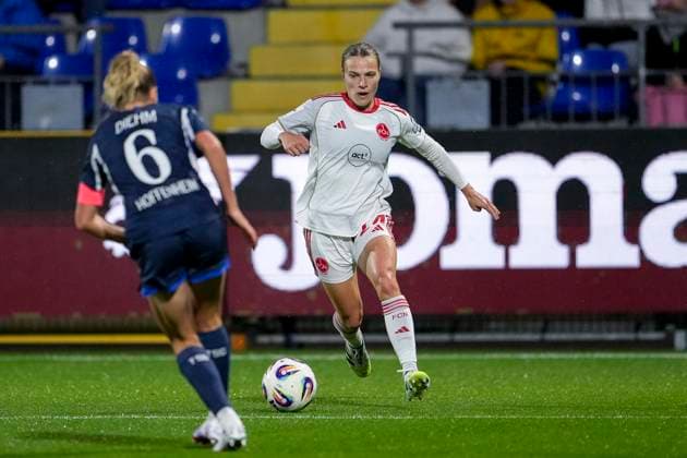 v li Vanessa Diehm TSG, 6 , Nastassja Lein FCN, 24 on the ball, Action, Action, Game scene, 24 09 2025, Sinsheim Hoffenheim Germany , Soccer, Google Pixel Women Bundesliga, TSG 1899 Hoffenheim 1 FC Nürnberg, DFB DFL REGULATIONS PROHIBIT ANY USE OF PHOTOGRAPHS AS IMAGE SEQUENCES AND OR QUASI VIDEO xozx