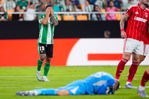 September 24, 2025, Sevilla, Sevilla, SPAIN: Cucho Hernandez of Real Betis laments during the UEFA Europa League, football match played between Real Betis and Nottingham Forest at La Cartuja stadium on September 24, 2025, in Sevilla, Spain. Sevilla SPAIN - ZUMAa181 20250924_zaa_a181_373 Copyright: xJoaquinxCorcherox